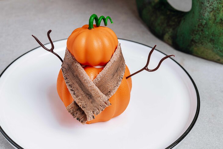 Пальцы ведьмы и панкейки с «кровью»: очень страшные десерты к Хеллоуину из ресторанов Москвы