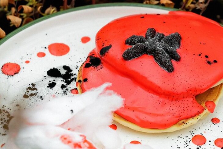 Пальцы ведьмы и панкейки с «кровью»: очень страшные десерты к Хеллоуину из ресторанов Москвы