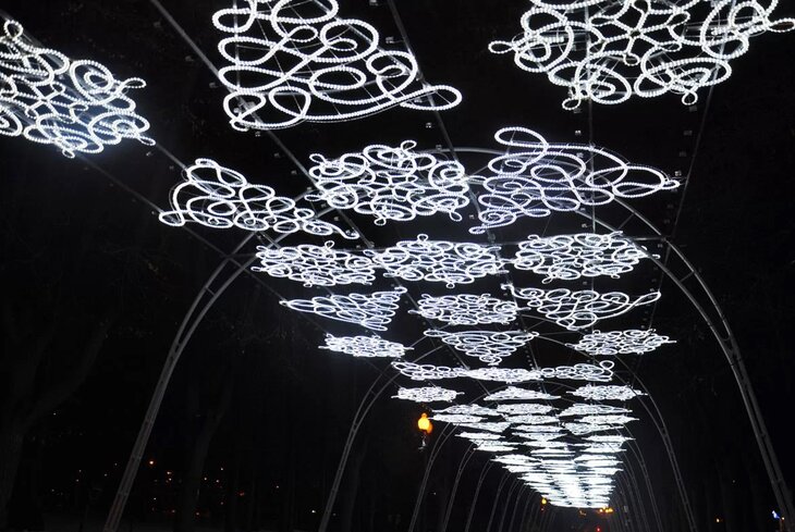 «Стеклянная кора» и световой коридор: парки Москвы, в которых круто гулять вечером