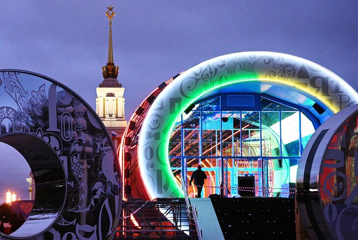 Лекция о космосе и викторина о москвичах: посмотрите как проходит выставка-форум «Россия»