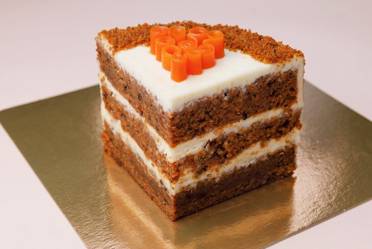 С цукатами, вишней и физалисом: топ-11 морковных тортов из ресторанов Москвы