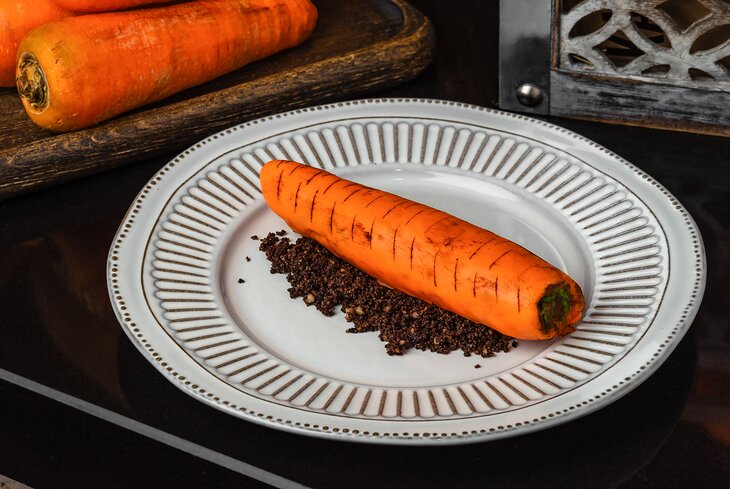 С цукатами, вишней и физалисом: топ-11 морковных тортов из ресторанов Москвы