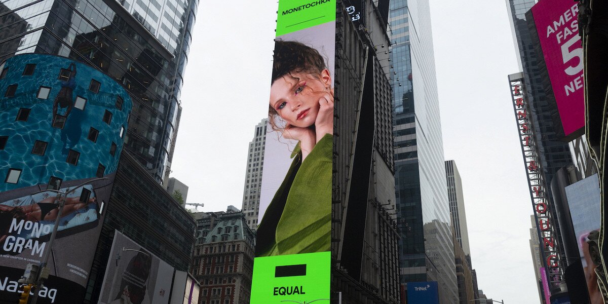 Билборд с российской певицей Монеточкой появился на Таймс-сквер в Нью-Йорке