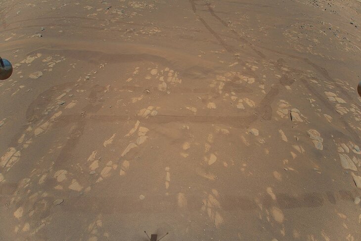 Дрон Ingenuity сделал цветное фото Марса. Это первый такой снимок с устройства