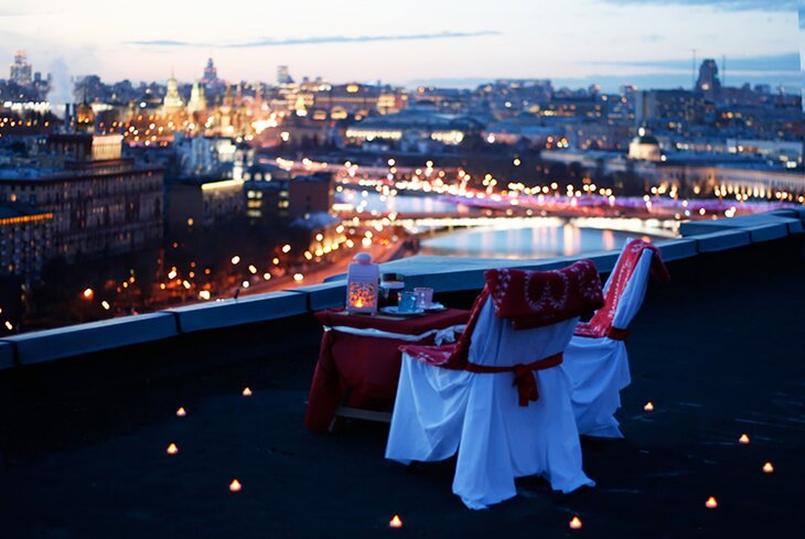 Ужин в иглу, йога, кемпинг и концерты: чем заняться на московских крышах