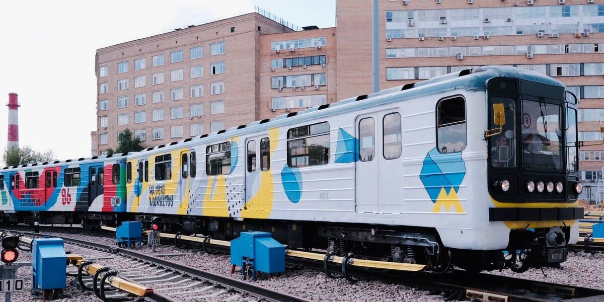 В московском метро появился поезд с граффити современных художников