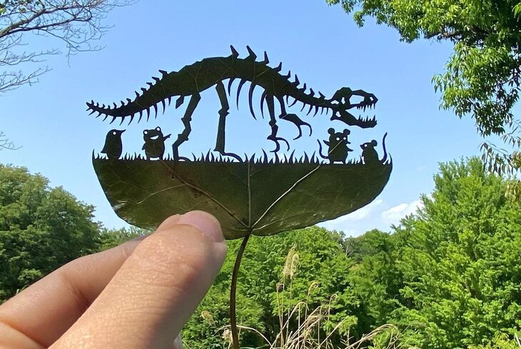 Японский художник вырезает картины на листьях деревьев. Посмотрите, как красиво