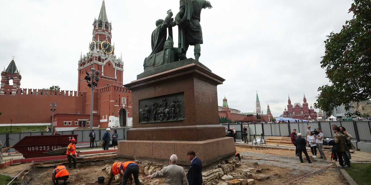 Памятник Минину и Пожарскому переместят, чтобы отреставрировать, в октябре