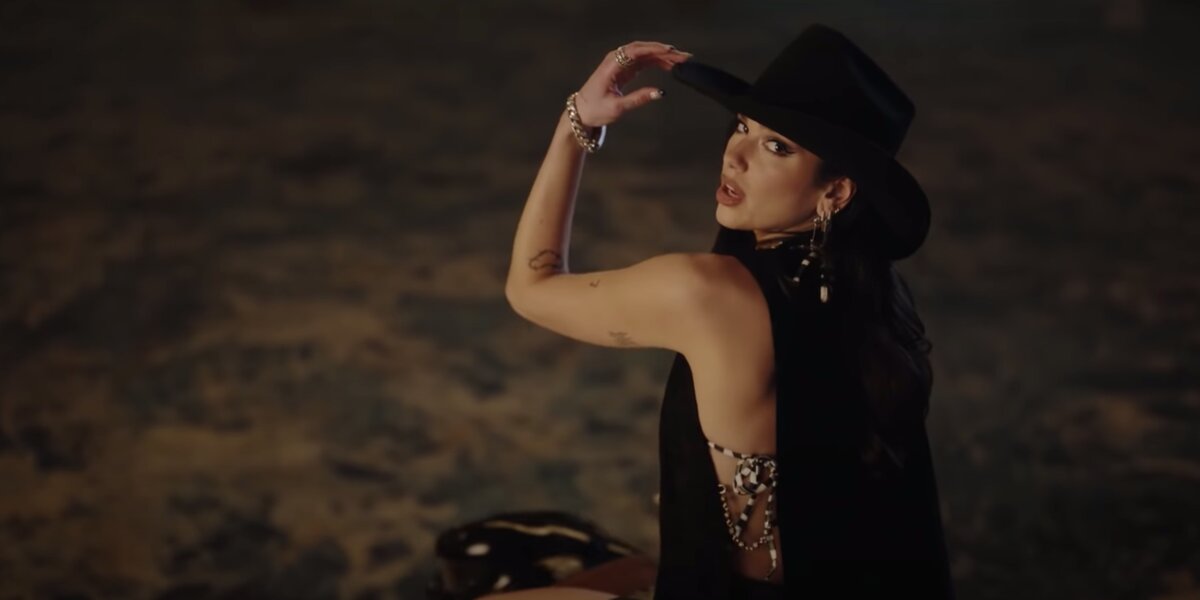Дуа Липа выпустила новый клип на песню Love Again. В ролике она катается на невидимом коне