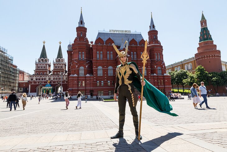 Локи в Москве: к выходу сериала прошлись с двойником по Патрикам и Красной площади