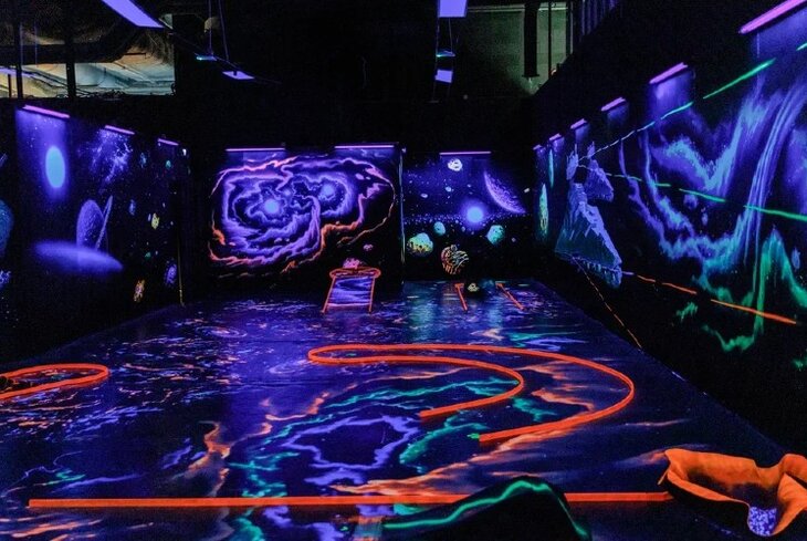 NeonGolf 3D приглашает сыграть в гольф в очках Chromadepth