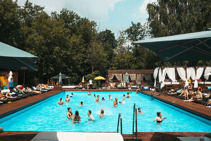 Зоны отдыха с открытыми бассейнами в пяти парках столицы
