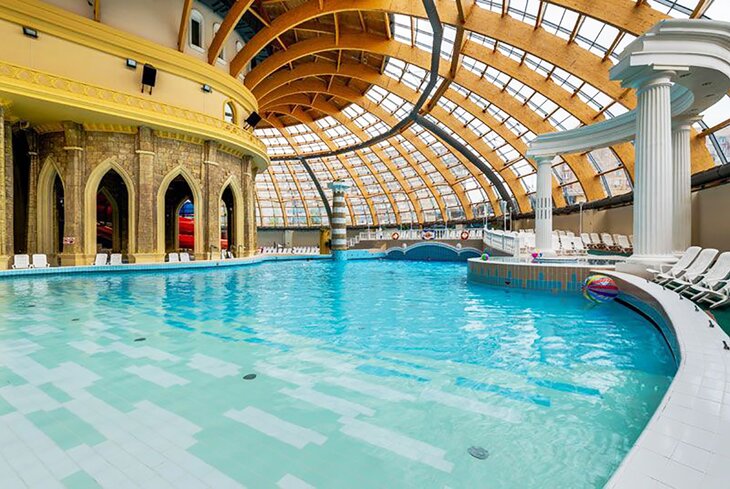 На улице Москвы находится множество замечательных аквапарков и открытых бассейнов. Ориентировочно 7 отличных по красоте комплексом!