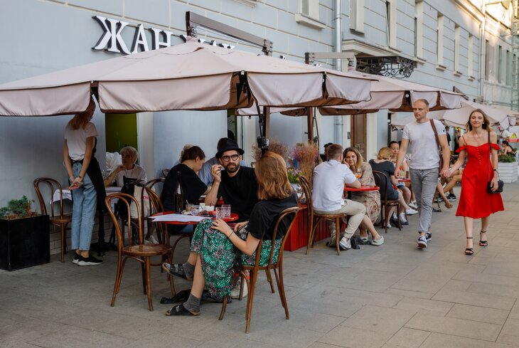 Показываем, как живет Москва на уличных верандах