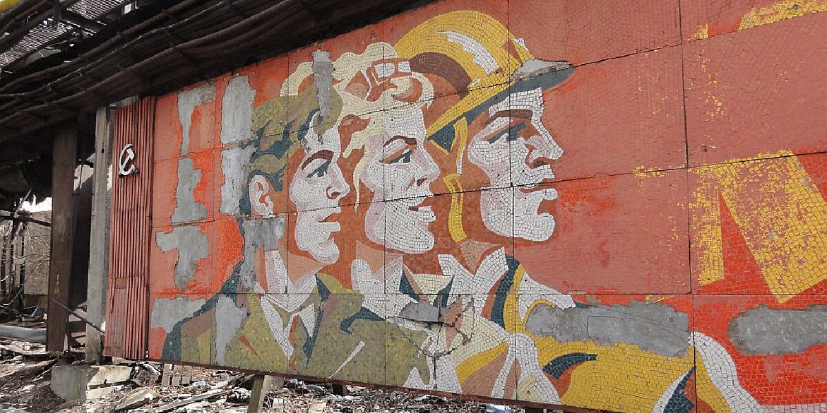 На шоссе Энтузиастов открывают советскую мозаику, которую восстановили на деньги жителей