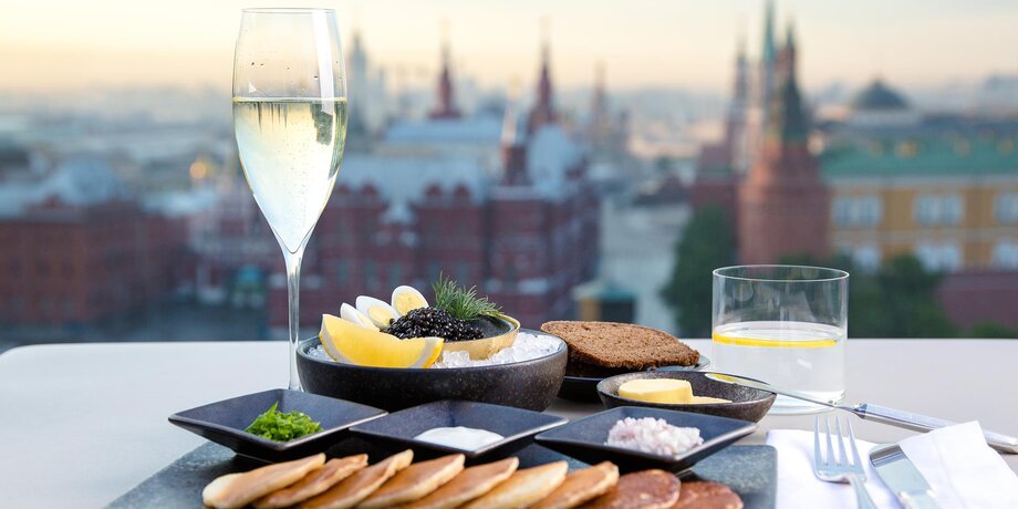 Черная икра и шампанское: завтраки и бранчи до 40 тысяч рублей
