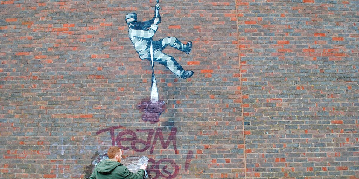 Граффити Бэнкси на стене Редингской тюрьмы могли испортить конкуренты