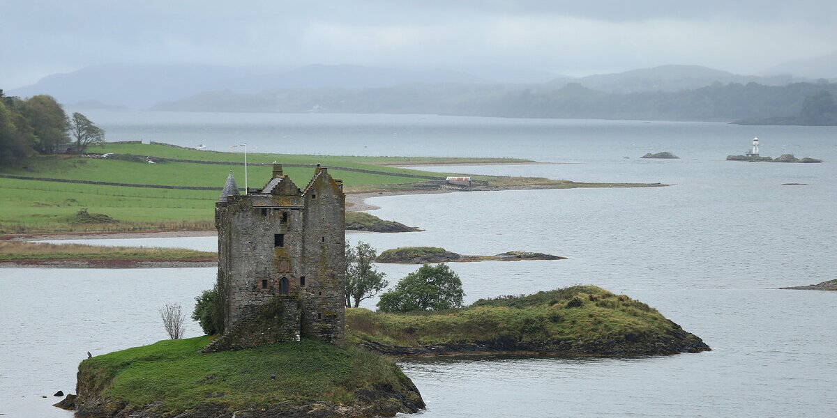 Шотландский остров продают по цене московской «однушки»