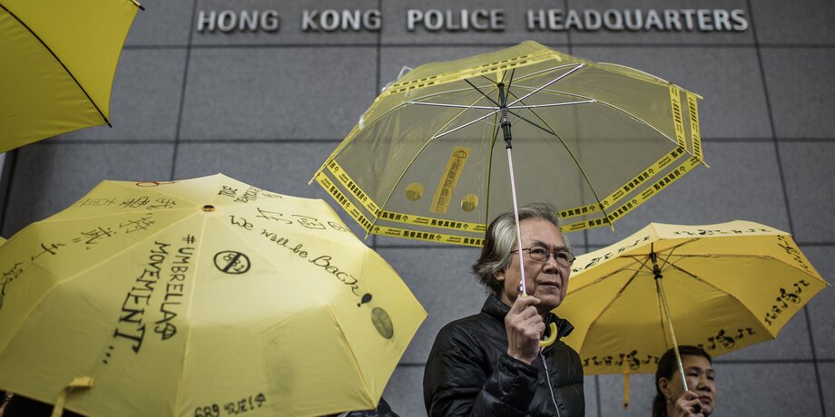 Желтые жилеты и розовые шапочки: как мода становилась символом протеста