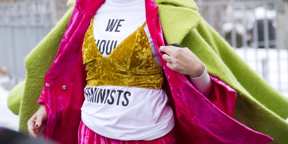 Желтые жилеты и розовые шапочки: как мода становилась символом протеста