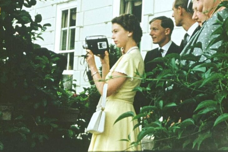 Принц в бассейне и Елизавета II с камерой: появились уникальные кадры королевской семьи