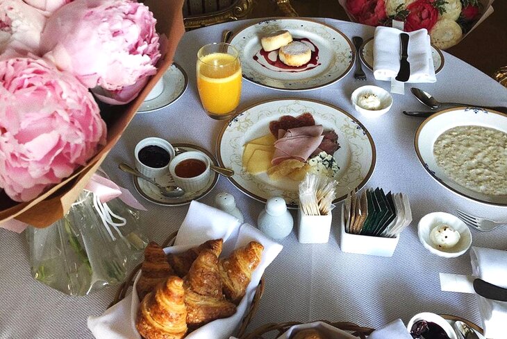 Где начать день роскошно: самые дорогие завтраки Москвы