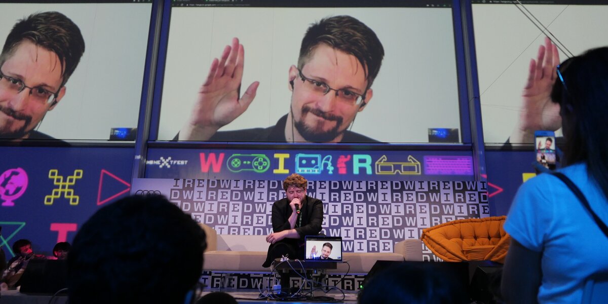 NFT-картину с лицом Эдварда Сноудена из текстов решения судов продали за 5,5 млн долларов