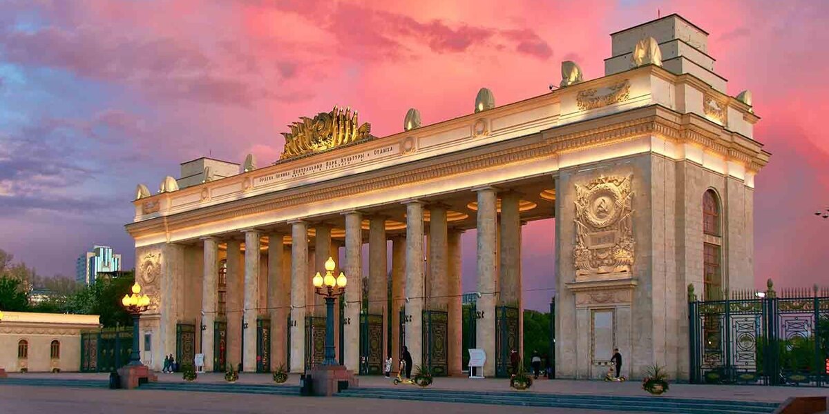 В Москве обновили арку главного входа Парка Горького