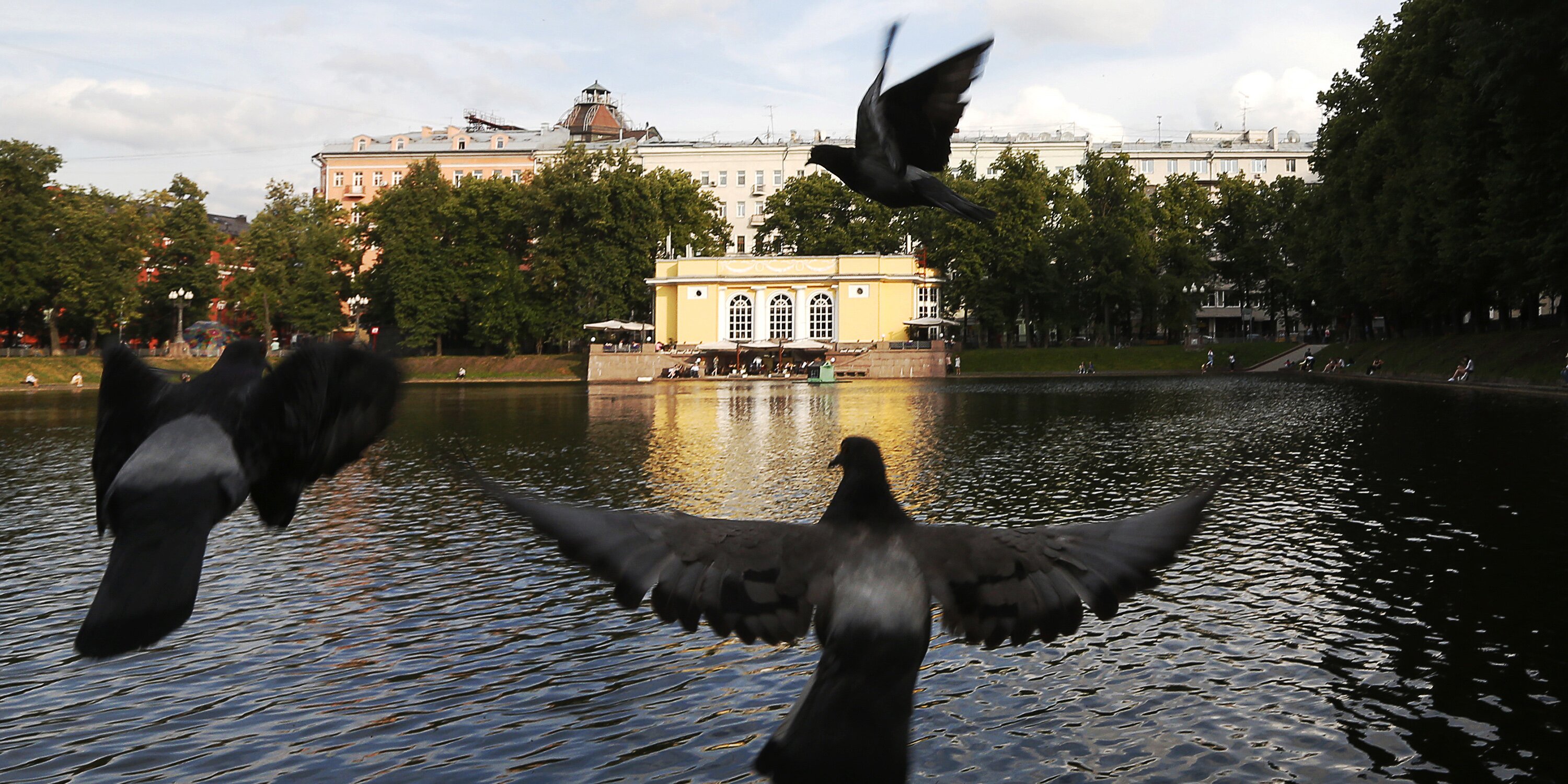 Воланд на патриарших прудах фото