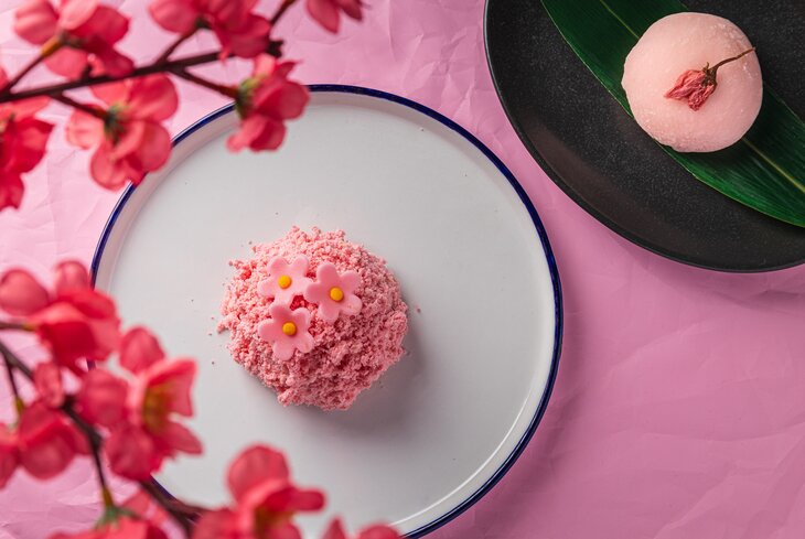 5 весенних десертов с цветами сакуры в ресторанах Москвы