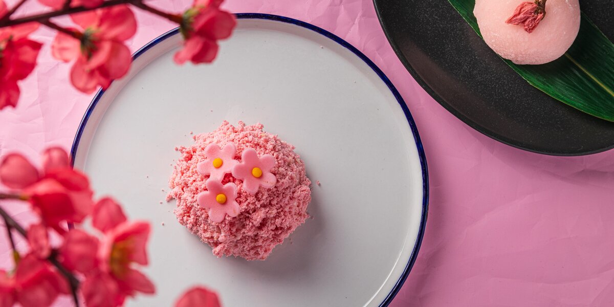 5 весенних десертов с цветами сакуры в ресторанах Москвы