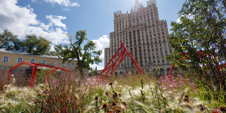 Посмотрите, как проходит самый зеленый фестиваль «Лето в Москве. Сады и цветы»