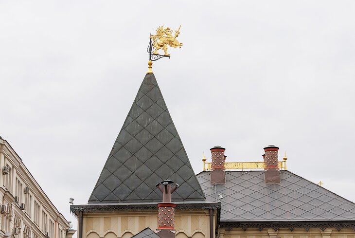 Золотой петушок, голубь и флажки: самые яркие флюгеры на московских крышах