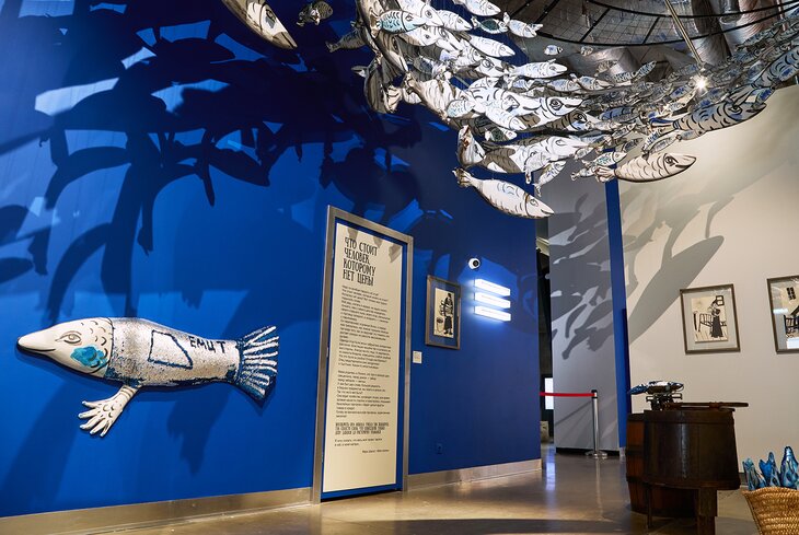 Летающие рыбы и театр теней: что смотреть на выставке «В ожидании чуда. Посвящение Марку Шагалу»