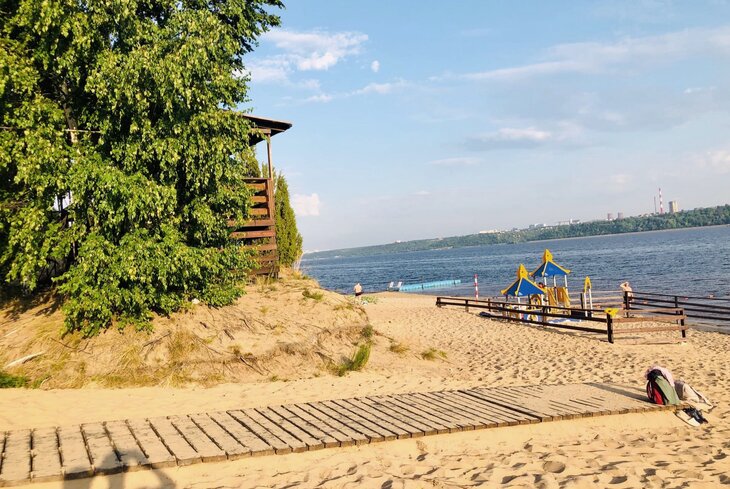 Устроить пикник и поиграть в волейбол: самые классные пляжи Москвы