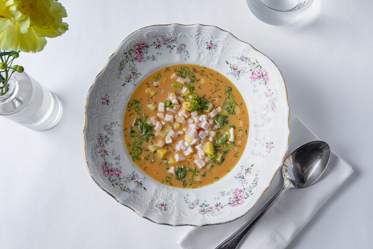 Окрошка классическая и на кофе: 12 вариантов летнего супа из ресторанов Москвы
