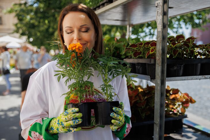 Алена Ахмадуллина и Филипп Киркоров сажают цветы: фоторепортаж с Фестиваля цветов в ГУМе