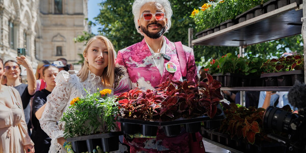 Алена Ахмадуллина и Филипп Киркоров сажают цветы: фоторепортаж с Фестиваля цветов в ГУМе