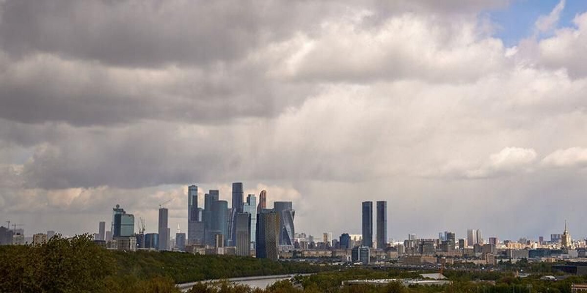 В Москве закрылись парки из-за грозы с крупным градом
