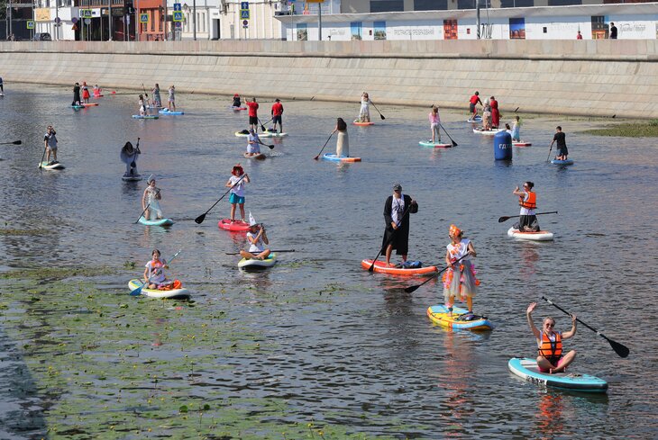 Московский карнавал на воде. Фоторепортаж с SUP-заплыва в честь Дня Московского транспорта