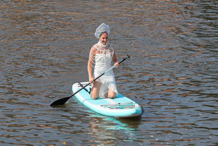 Московский карнавал на воде. Фоторепортаж с SUP-заплыва в честь Дня Московского транспорта