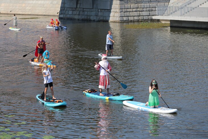 Московский карнавал на воде. Фоторепортаж с SUP-заплыва в честь Дня Московского транспорта