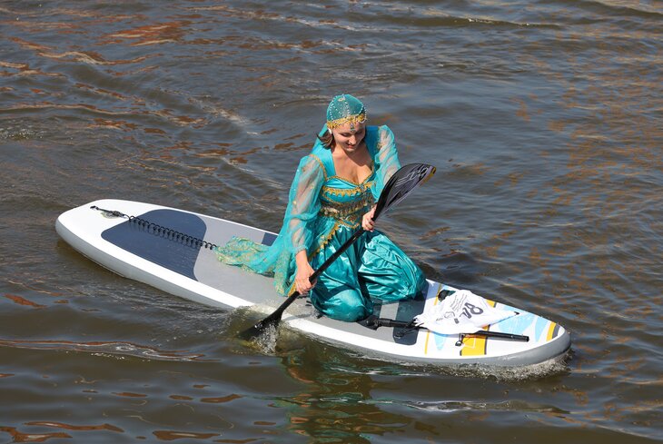 Московский карнавал на воде. Фоторепортаж с SUP-заплыва в честь Дня Московского транспорта