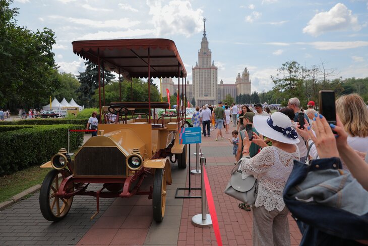 Розовый москвич и такси цвета морской волны. Фоторепортаж с фестиваля «Ретрорейс»