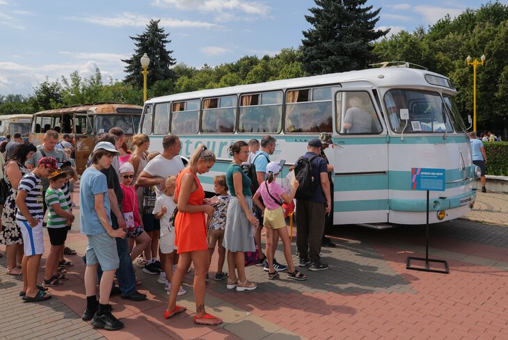 Розовый москвич и такси цвета морской волны. Фоторепортаж с фестиваля «Ретрорейс»