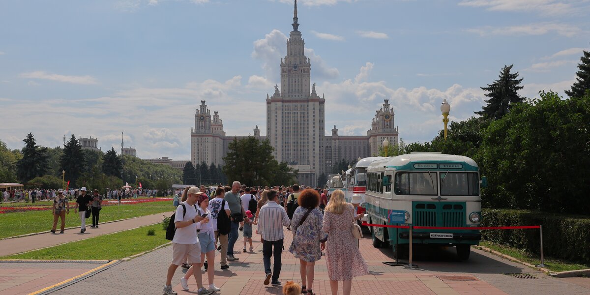 Розовый москвич и такси цвета морской волны. Фоторепортаж с фестиваля «Ретрорейс»