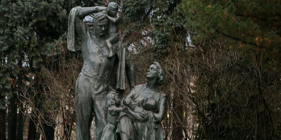 Мать, колхозница, скалолазка и богиня: вдохновляющие женские скульптуры на ВДНХ