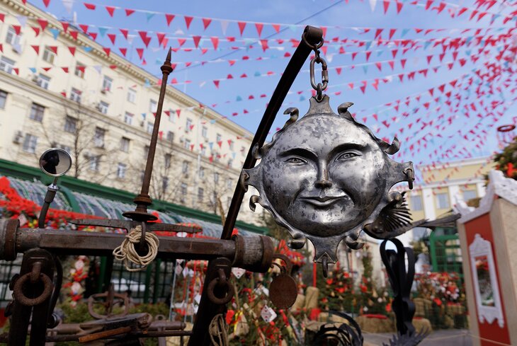 Соломенные куклы, мельницы и арки в форме солнца: посмотрите, как Москву украсили к Масленице