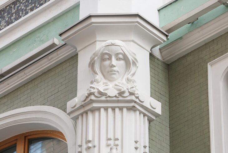 Красота в веках: где искать женские образы на московских фасадах