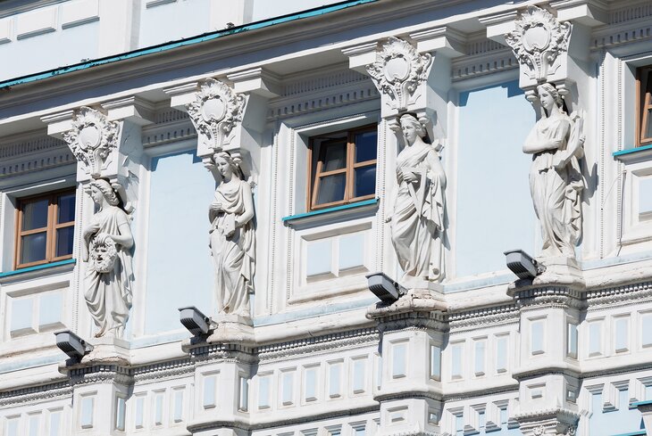 Красота в веках: где искать женские образы на московских фасадах